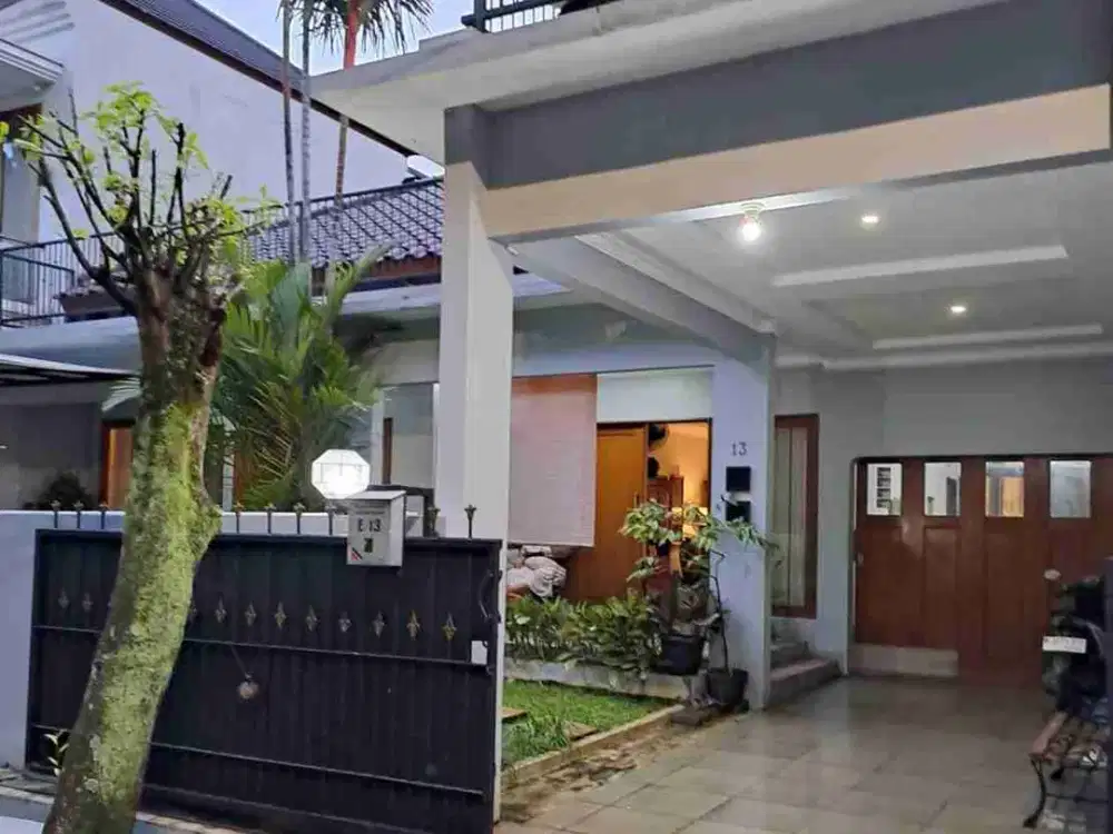 Rumah 2 lantai Cantik dan apik di lokasi terbaik Pejaten Jakarta Selatan. Selangkah ke fasilitas Umum Harga Nego
