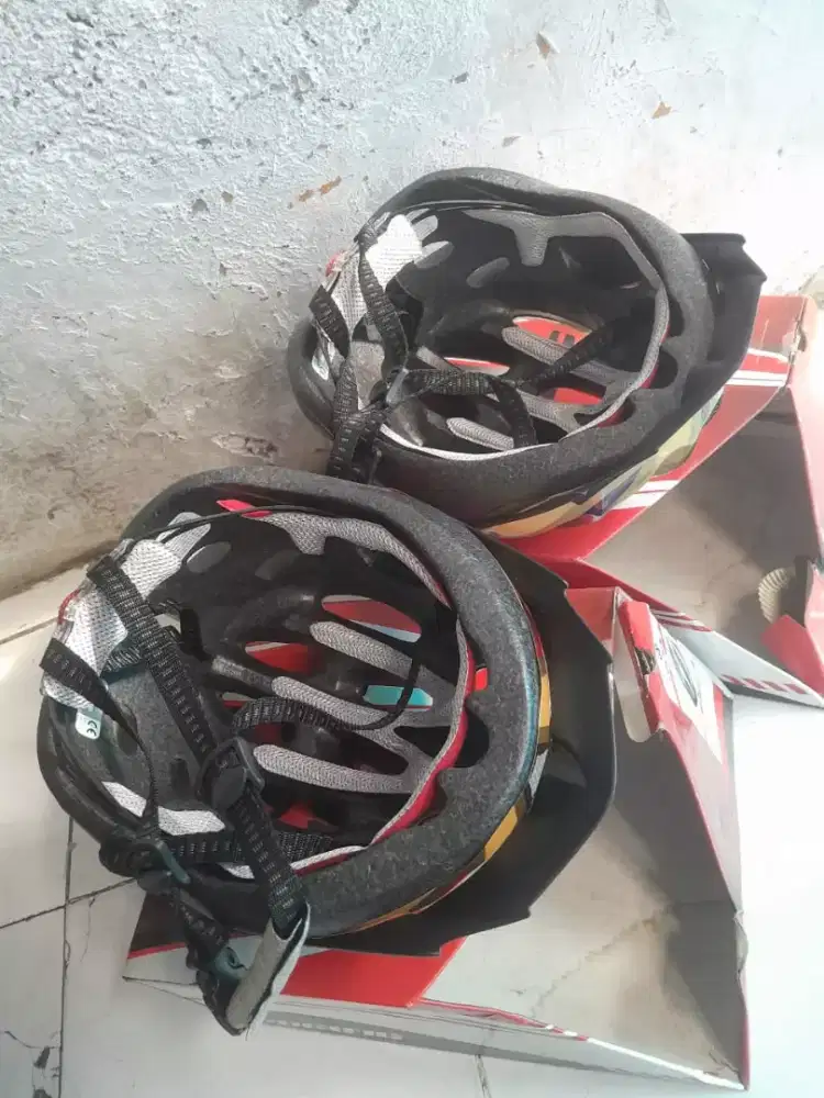 Aksesoris jual helm sepeda merk pacific masih baru belum dipakai