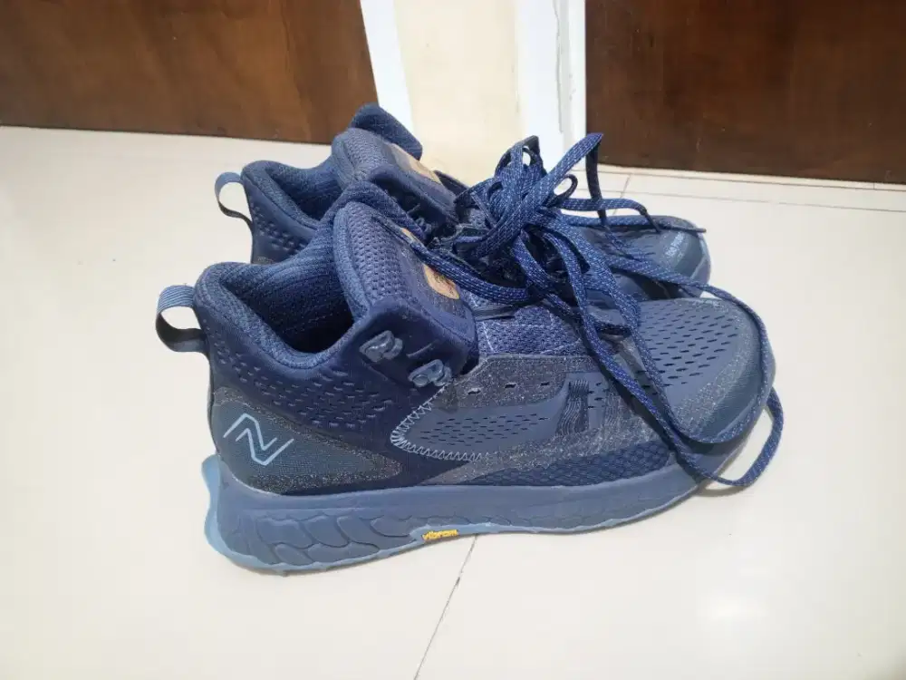 sepatu gunung/hiking size 42 new balance hierro V7 mid original