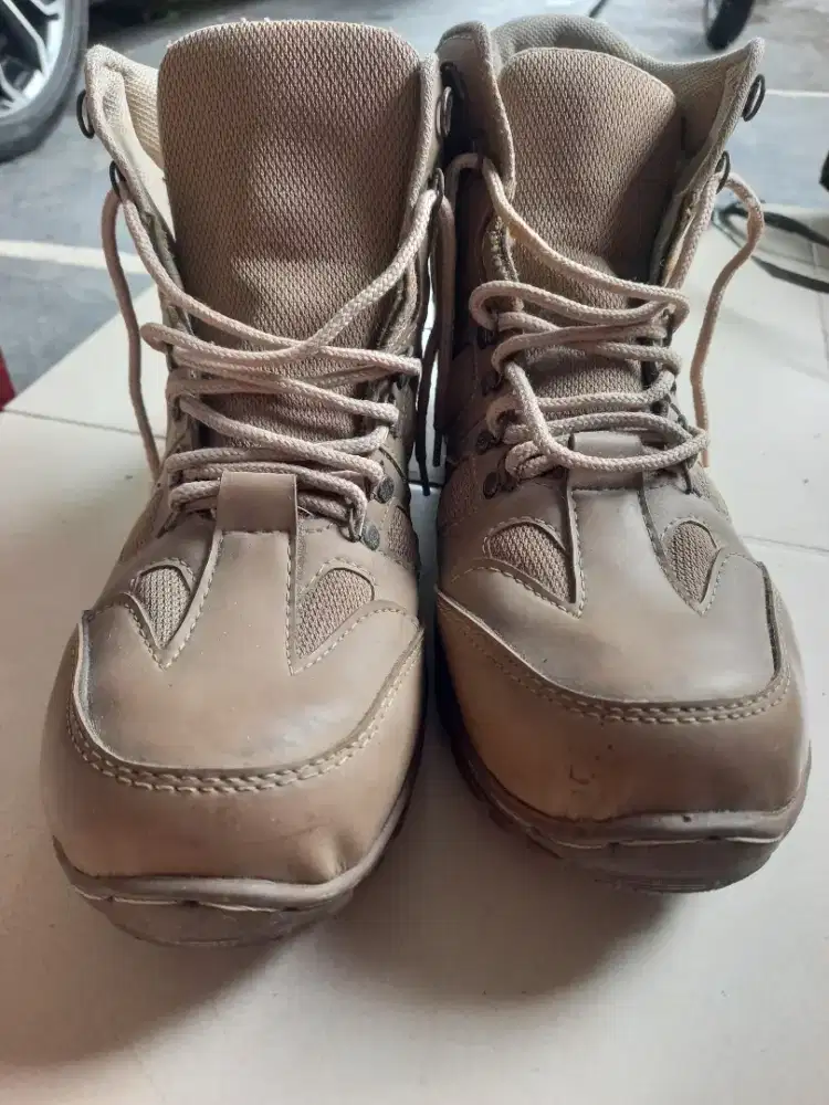 Sepatu boots model caterpilar