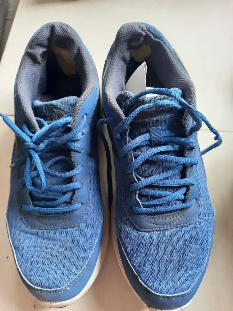 Sepatu diadora biru