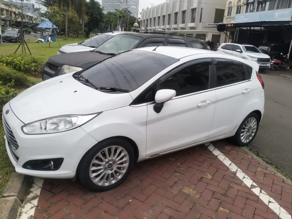 Ford Fiesta 2015 - Dijual Cepat karena sudah beli mobil baru