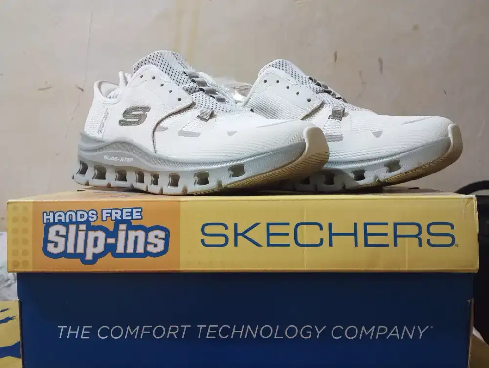 SEPATU SKECHERS