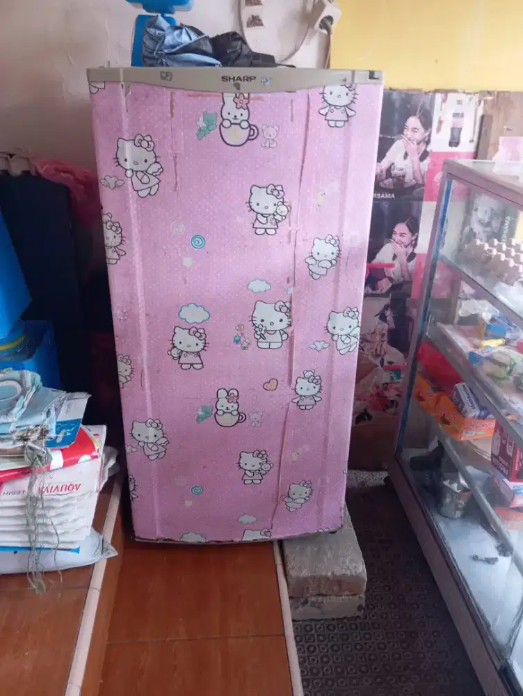 Dijual etalase & kulkas merk Sharp 1 pintu