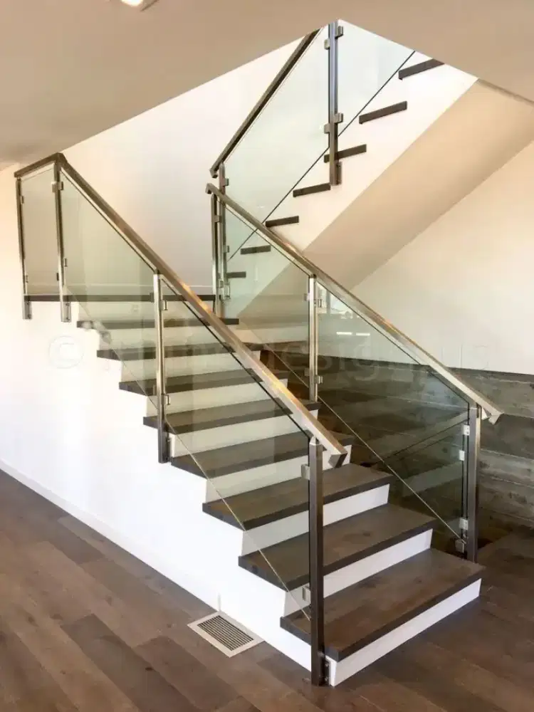 Railing tangga stainless kombinasi kaca