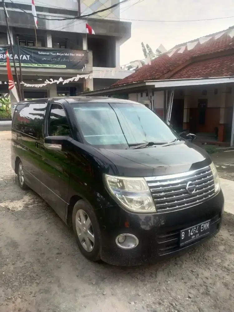 Nissan Elgrand 2.5 AT hijau met bunglon
