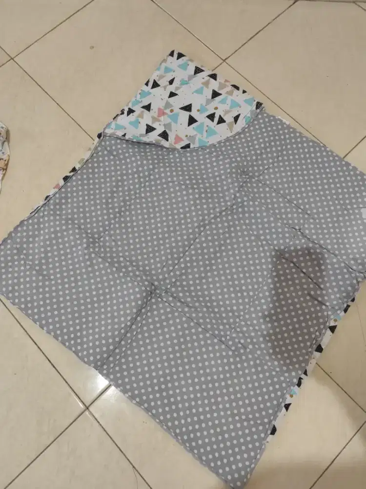 selimut bayi (dengan tudung kepala)