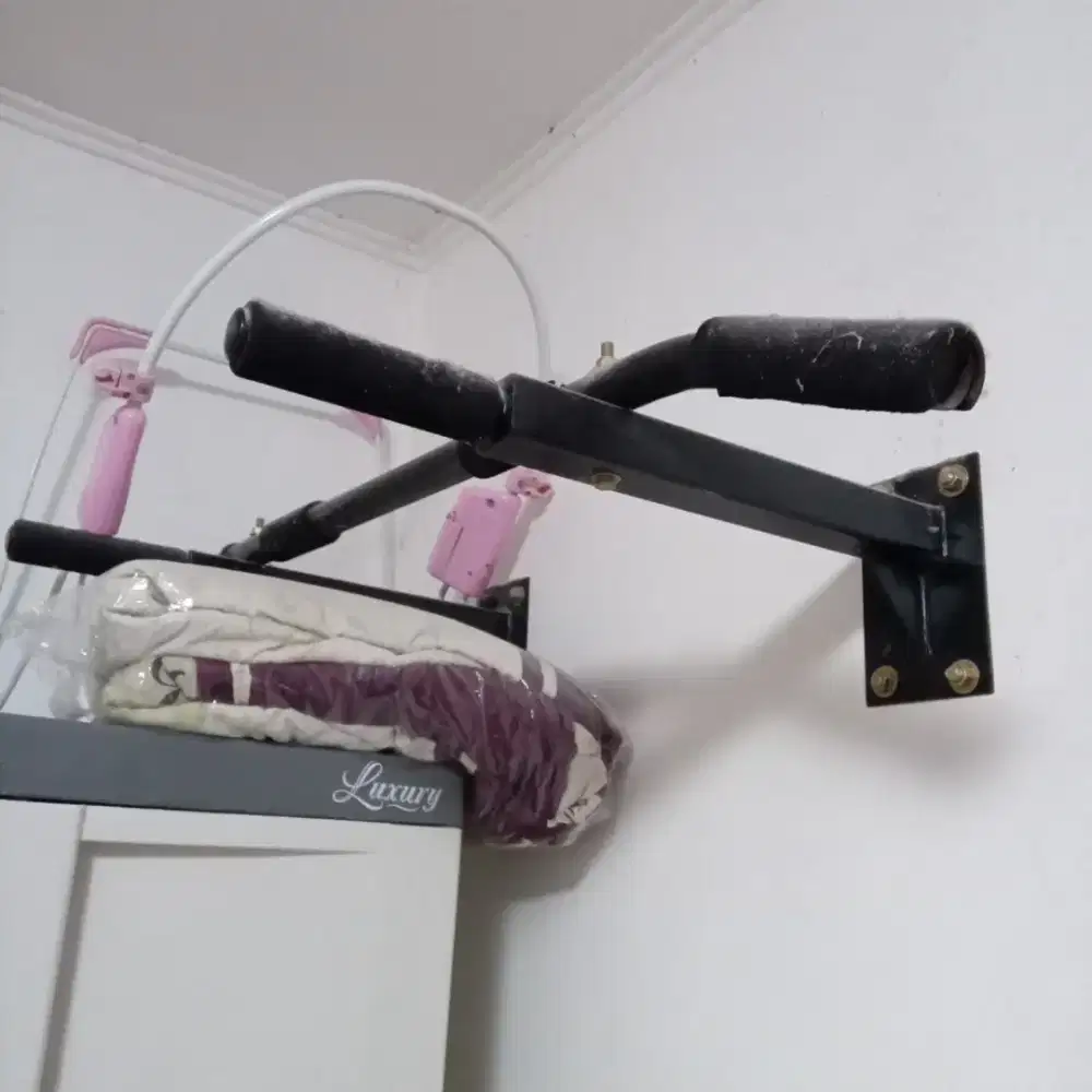 Pull up bar dinding