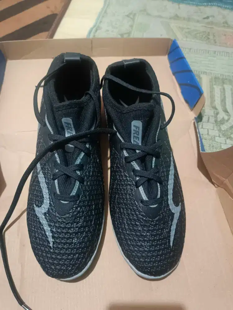 Sepatu futsal size 42