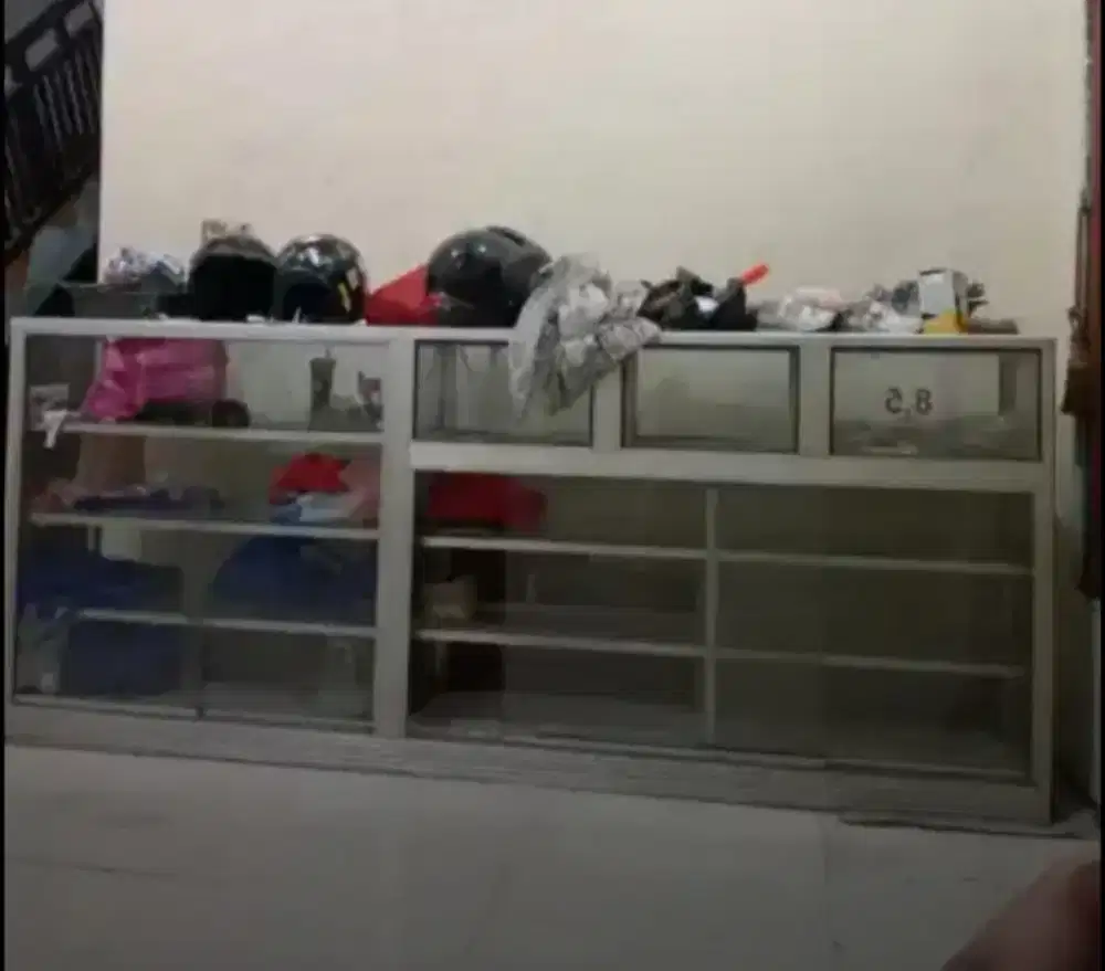 Etalase bekas warung