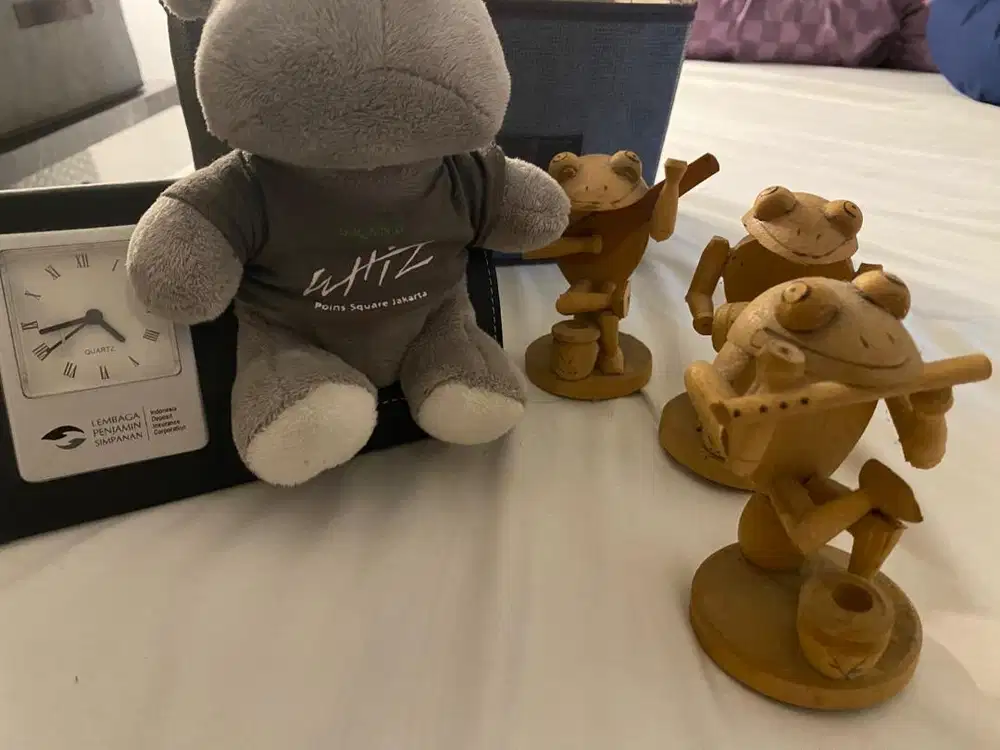 Jam ruang tamu dan pajangannya