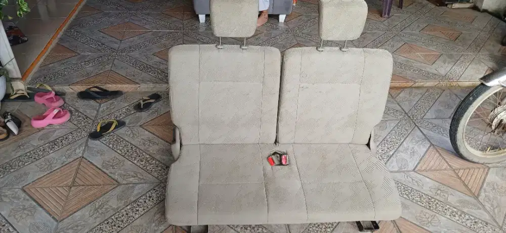 Tempat duduk mobil avanza