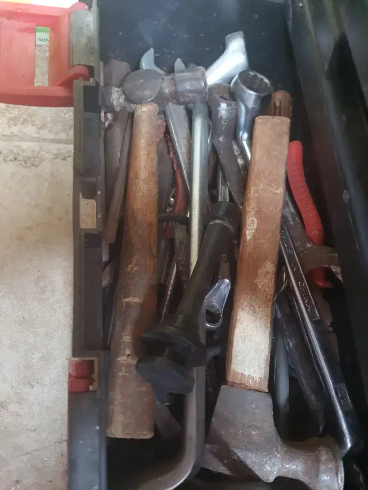 Perlengkapan alat dan kunci perbengkelan mobil motor