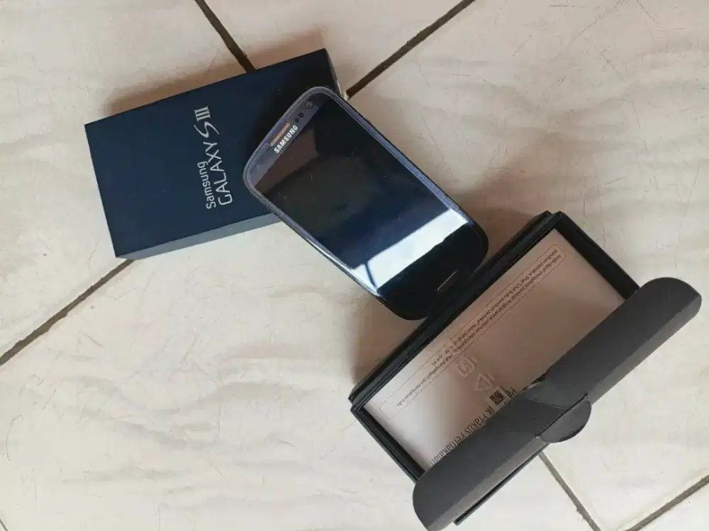 Di jual hp Samsung plus kardus