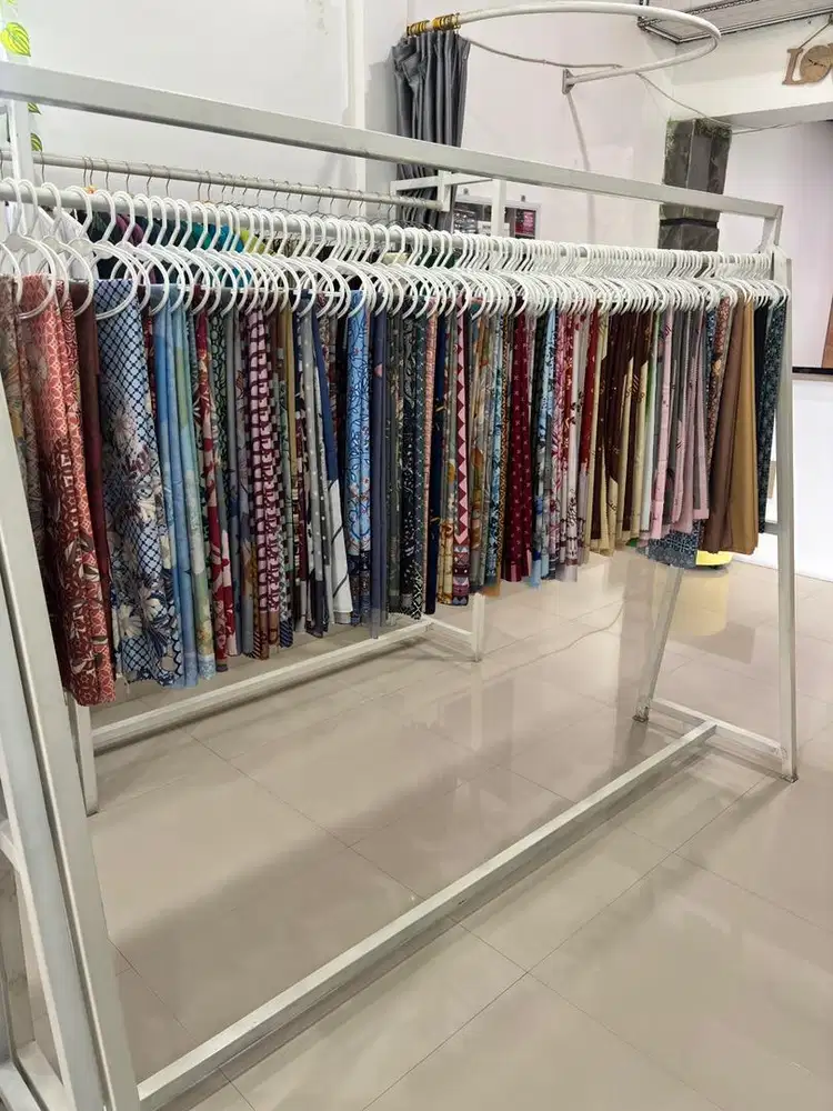 Gantungan Baju gamis dan jilbab