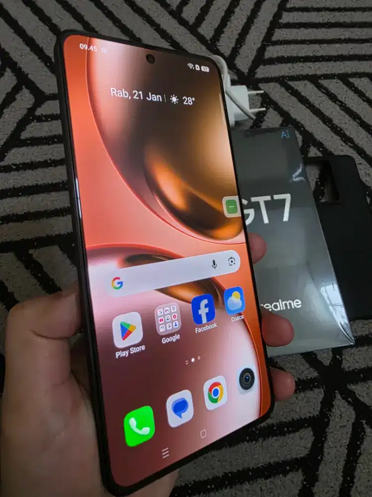 Realme GT 7 RAM 12+12/256 GB warna Hitam 7000mAh