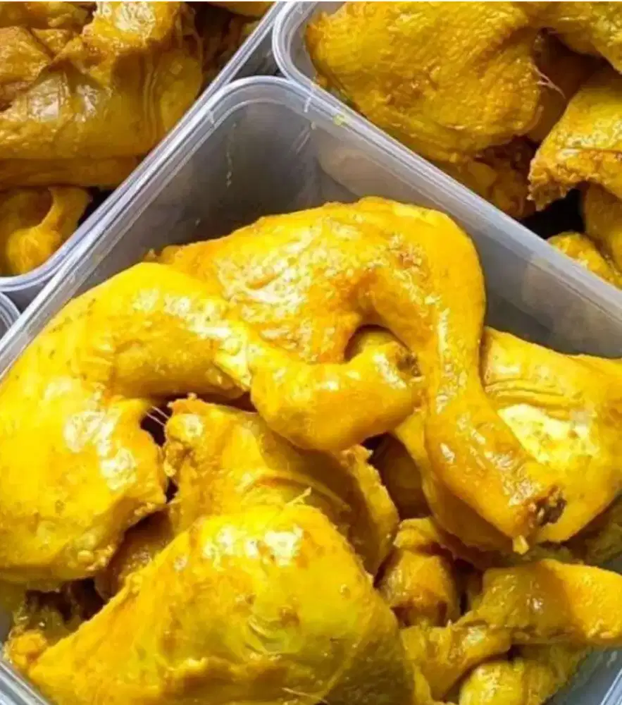 Penjual keliling ayam ungkapan serundeng siap goreng
