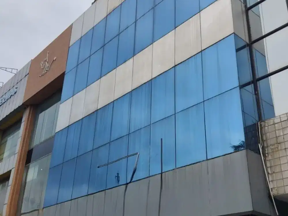 Di Sewa Ruko Gandeng Min Sewa 2 Tahun Hadap Jalan Raya di Plaza Kebon Jeruk Jakarta Barat