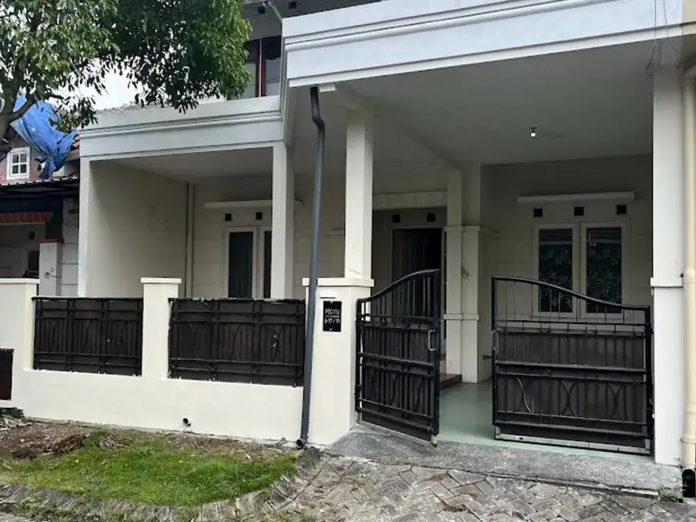 Dikontrakan / disewakan rumah 2 lantai siap huni, rungkut, surabaya.