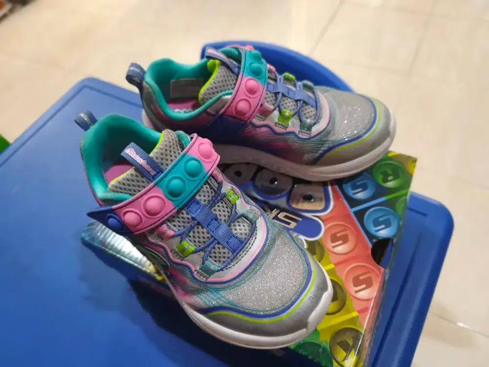 Sepatu skechers anak
