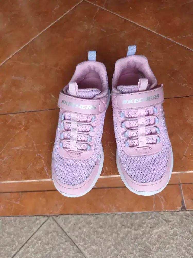 Sepatu skechers anak