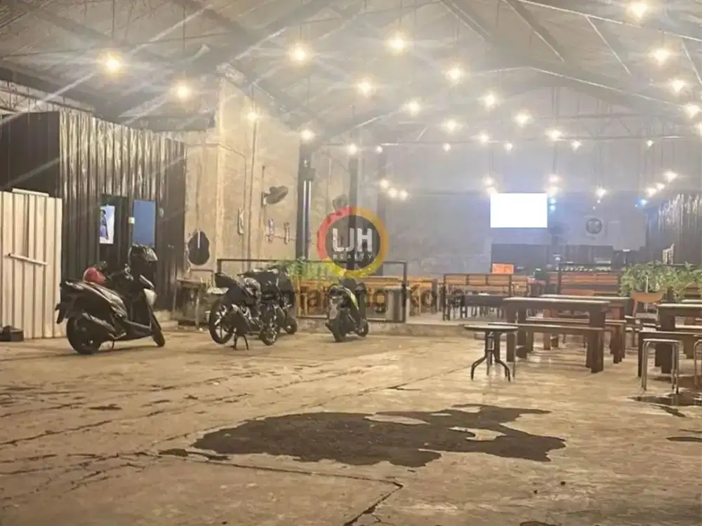 Bangunan usaha di jalan Kedungmundu Raya