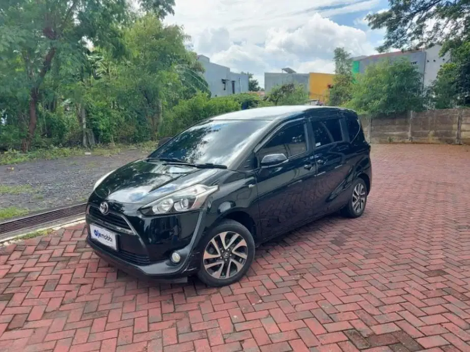 DP MURAH Sienta 1.5 V Bensin Matic 2016 Hitam DAU