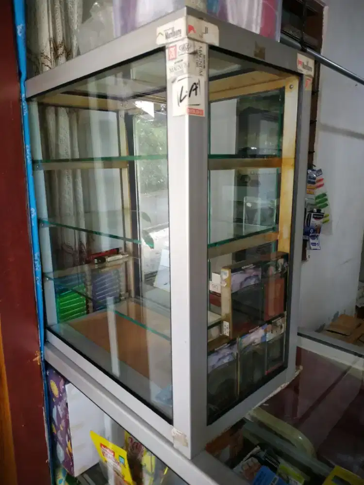 JUAL ETALASE KACA BEKAS USAHA