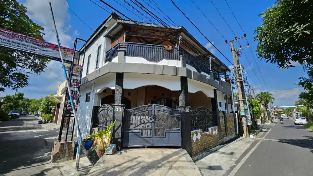 Dijual rumah 2 lantai kondisi terawat, SHM, Strategis