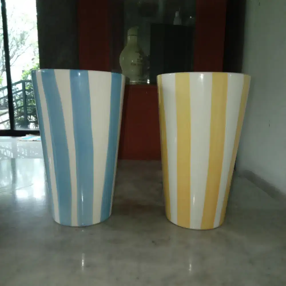 2 Vas Bunga Keramik Garis Kuning & Biru