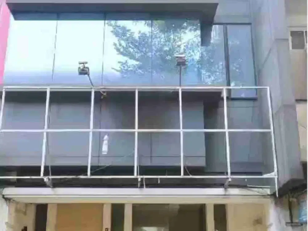 DIJUAL ATAU DISEWAKAN RUKO 3 LANTAI FULL RENOV LOKASI STRATEGIS
PINGGIR JALAN RAYA PALEM SEMI KARAWACI