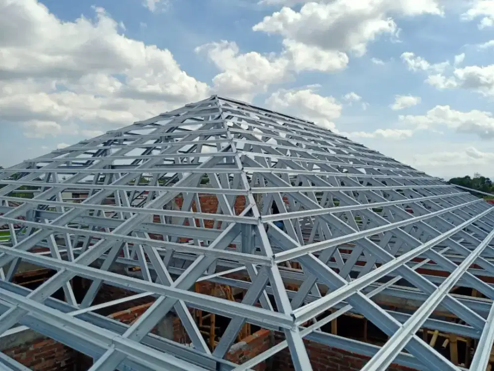 Rangka atap baja ringan terpasang dan renovasi rumah