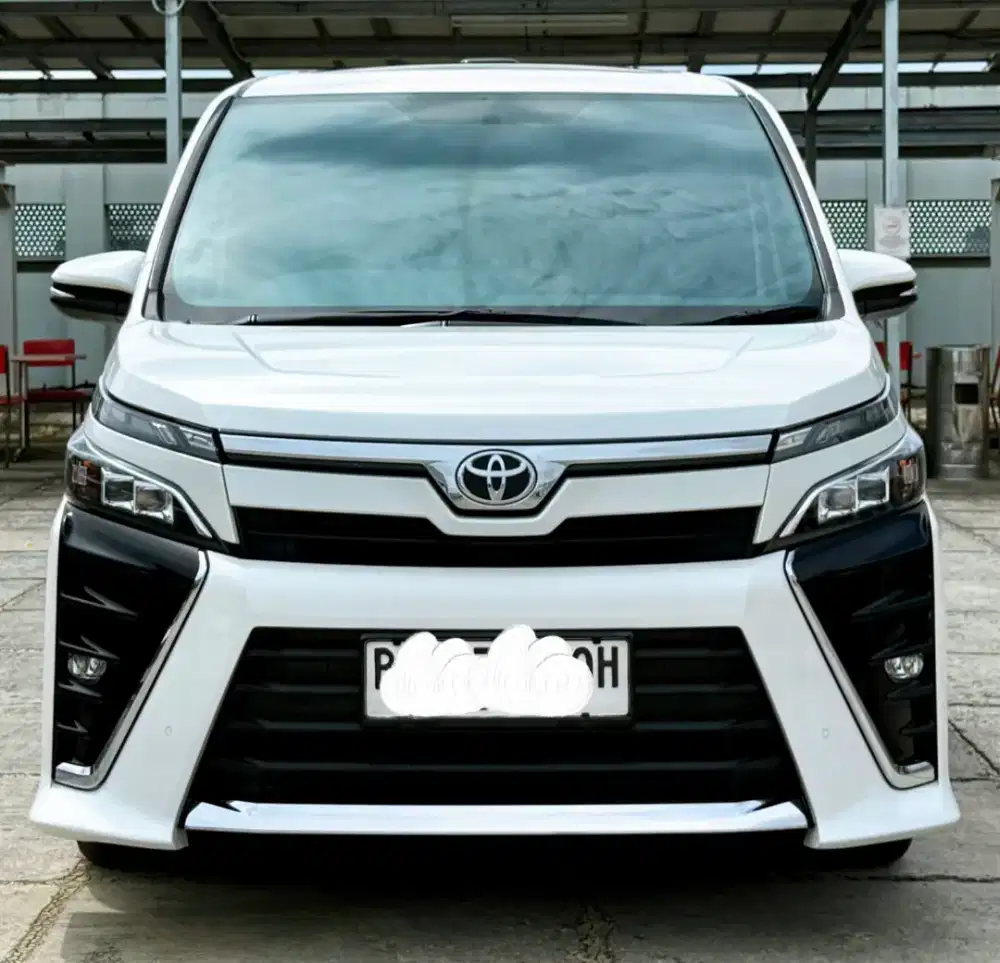 TOYOTA VOXY  2.0 / AT 2019