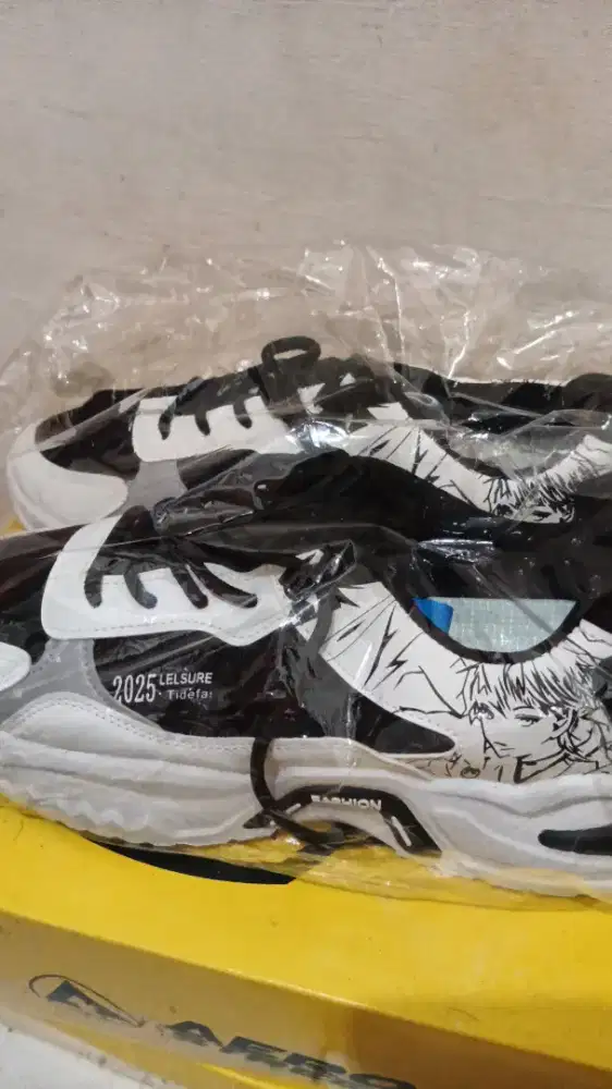 Jual cepat sepatu pria motif anime ukuran 44 kondisi baru ,bonus box