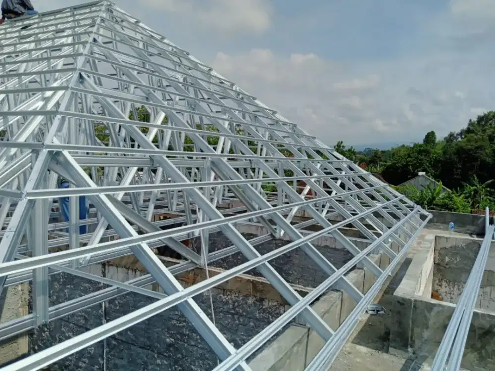 Rangka atap baja ringan terpasang dan renovasi rumah