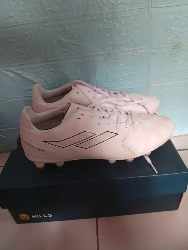 SEPATU BOLA MILLS T-RITON SABRE FG – SIZE 39