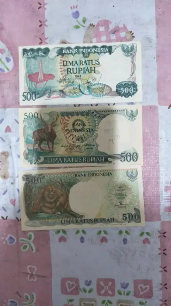 Uang kertas lama dan perangko