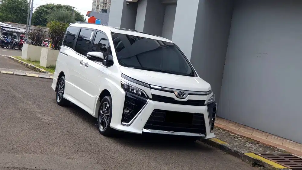 [ GARANSI 5TH ] Toyota Voxy 2.0 Sunroof AT 2019/2020
