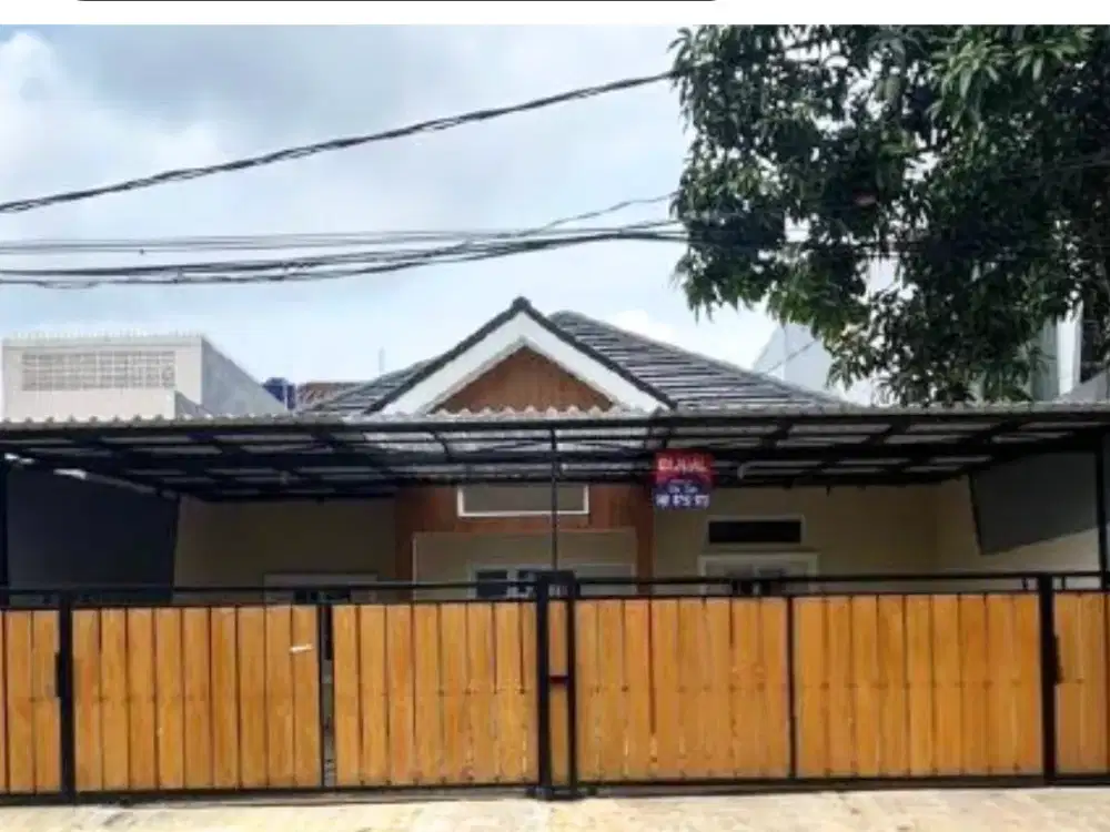 RUMAH CANTIK DAN LUAS DI LOKASI STRATEGIS DEKAT JALAN UTAMA