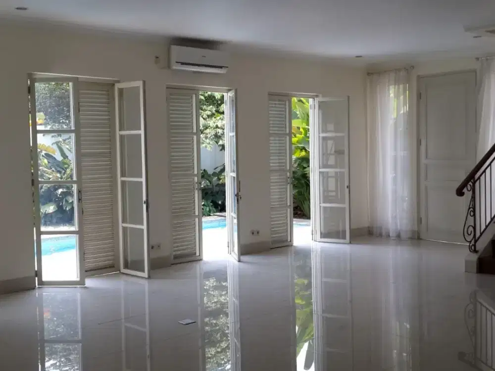 Rumah Mewah Ada Private Swimming Pool di Kemang, Jakarta Selatan