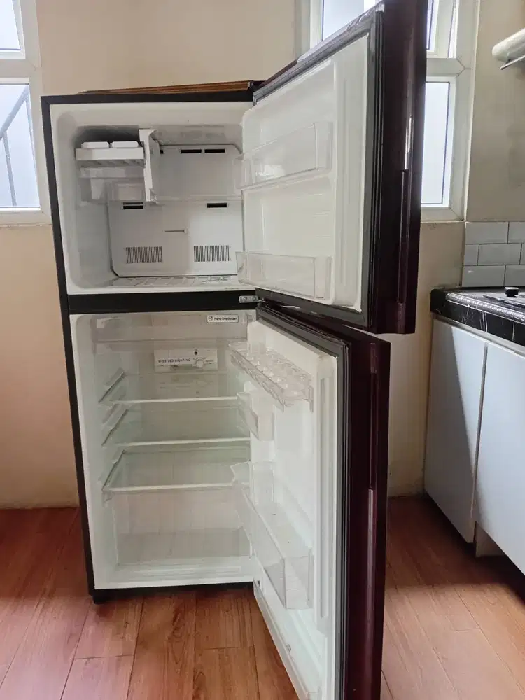 Kulkas 2 pintu merek Sharp