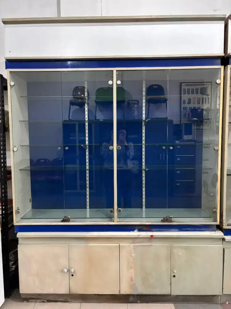 Lemari Display Kaca (lemari etalase toko)