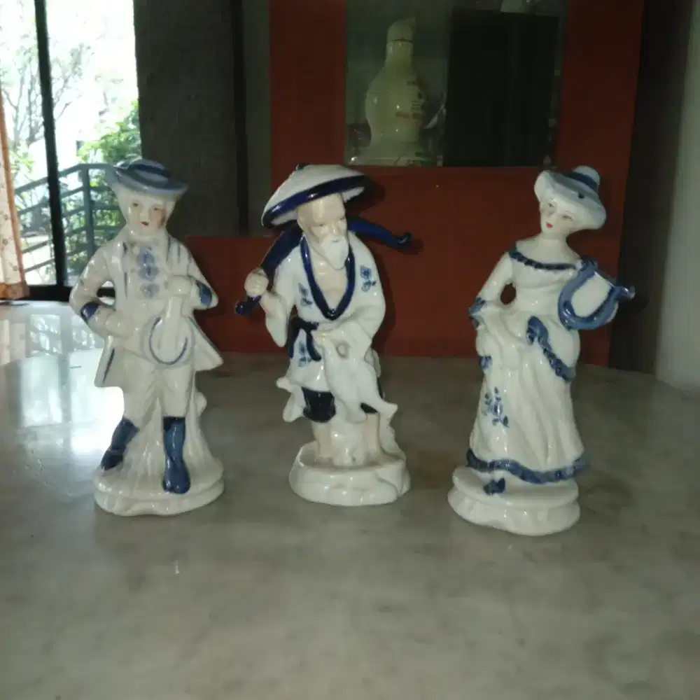 Pajangan patung keramik