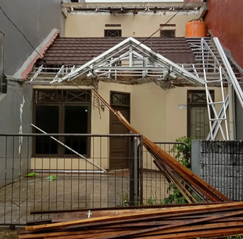 Rangka atap baja ringan terpasang dan renovasi rumah