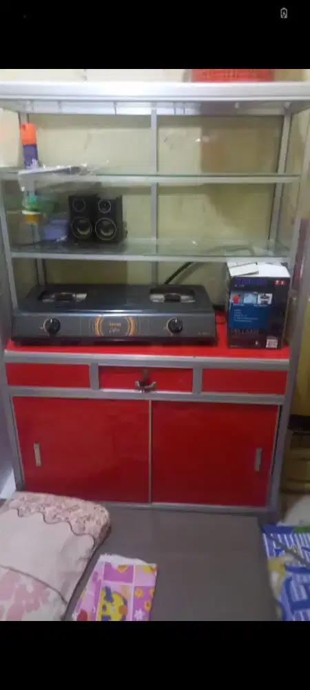 Etalase dan Kursi Plastik