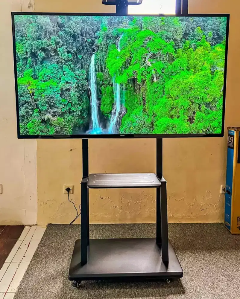 Bracket tv Type Standing roda penguncian up to 70 inch