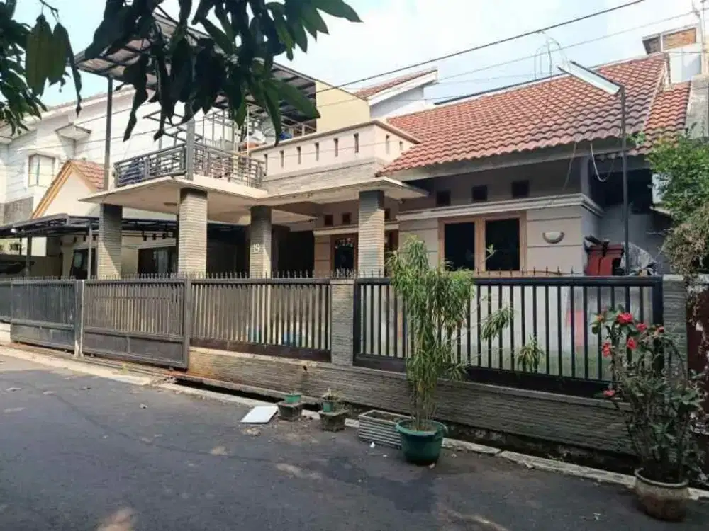 DIJUAL Rumah Terawat SIAP HUNI 3 lantai (ROOFTOP) di Komplek ANTAPANI Lokasi dkt ke ARCAMNIK Bandung