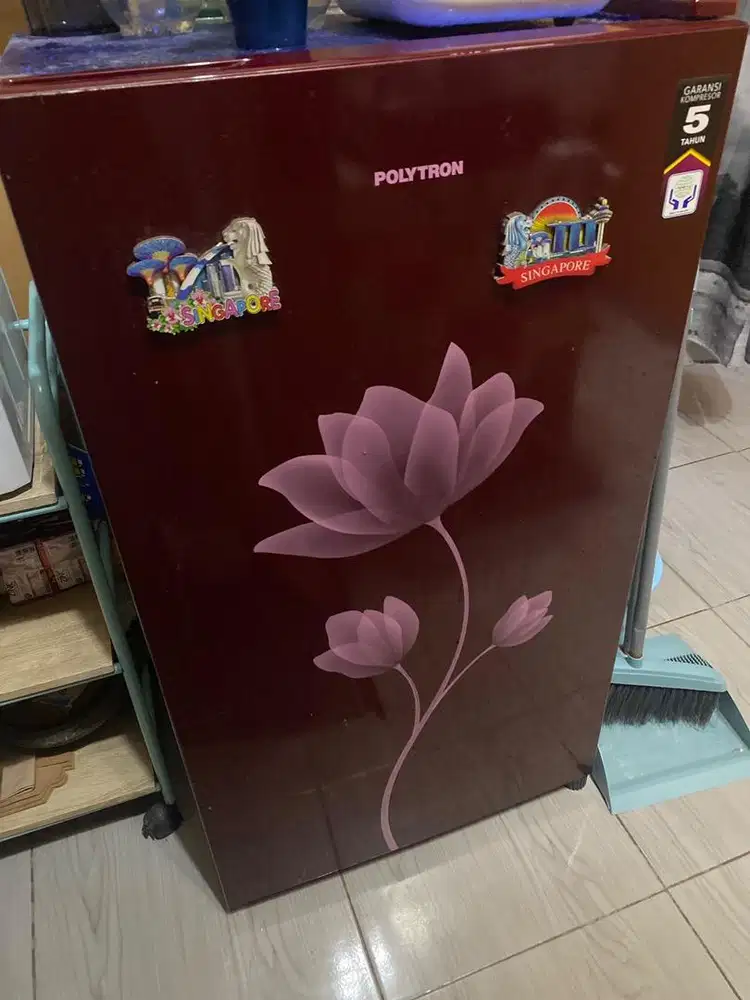 kulkasi 1 pintu merk Polytron wrn merah