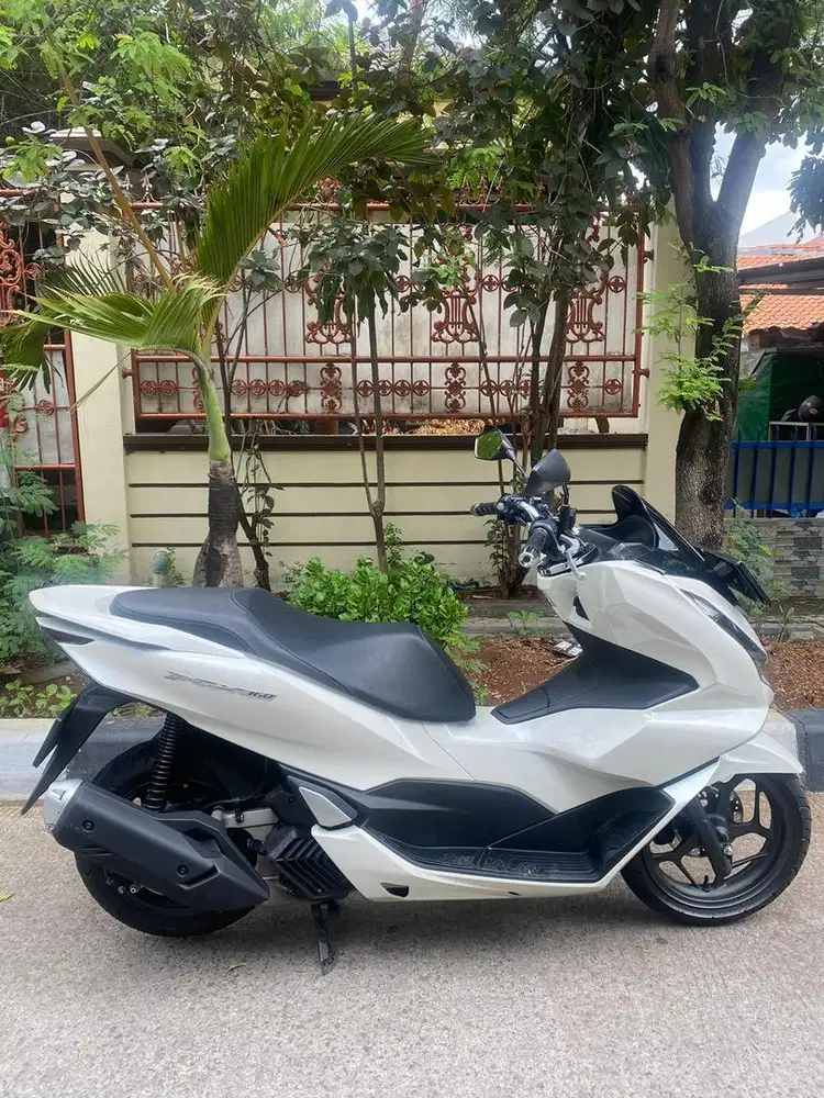Di jual Motor PCX 150cc warna putih 2023