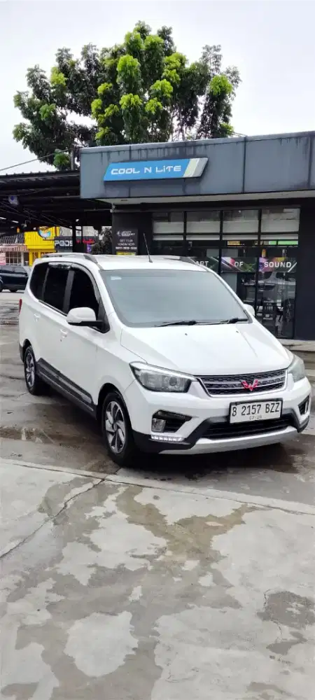 Wuling confero warna putih M/T